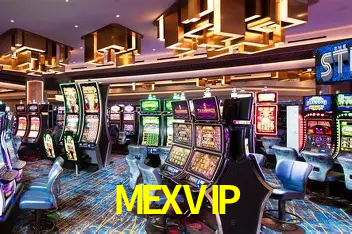Una escena digital vívida inspirada en casino con MEXVIP mostrado prominentemente, luces brillantes, fichas, cartas y acentos dorados.